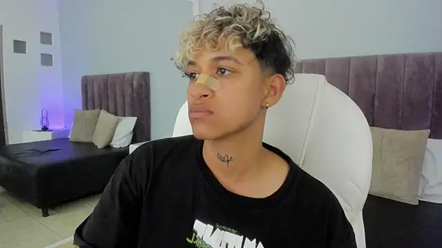 Snapshot of Dominick_jones chatting on February 2025 12:48:01 AM Dominick jones online show from February 2025 12:48:01 AM