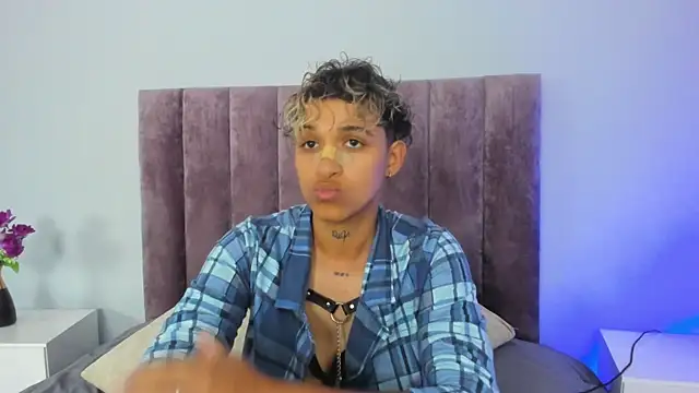 Snapshot of Dominick_jones chatting on February 2025 08:55:02 PM Dominick jones online show from February 2025 08:55:02 PM