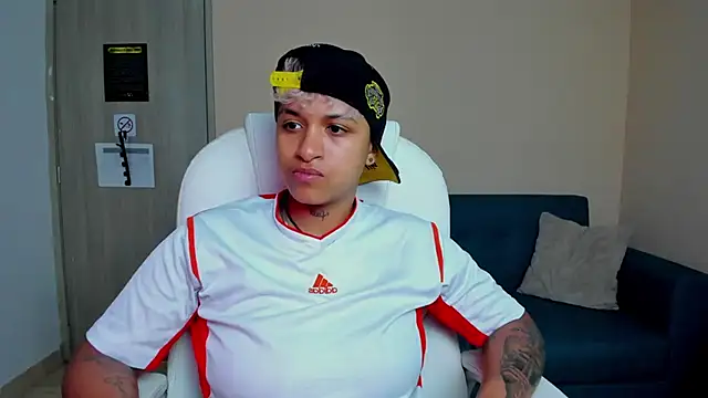 Snapshot of Dominick_jones chatting on September 2025 04:34:02 AM Dominick jones online show from September 2025 04:34:02 AM