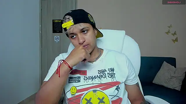 Snapshot of Dominick_jones chatting on September 2025 10:23:02 PM Dominick jones online show from September 2025 10:23:02 PM