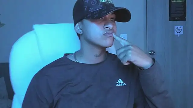 Snapshot of Dominick_jones chatting on October 2025 04:10:01 AM Dominick jones online show from October 2025 04:10:01 AM