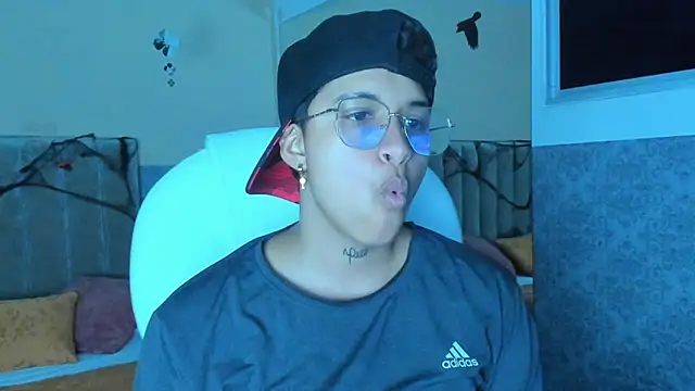 Snapshot of Dominick_jones chatting on October 2025 04:45:02 AM Dominick jones online show from October 2025 04:45:02 AM