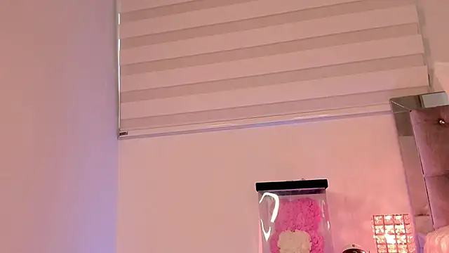 Snapshot of Alissonroses chatting on April 2026 12:42:01 PM Alissonroses online show from April 2026 12:42:01 PM