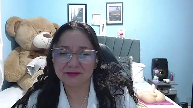 Snapshot of AngelRouss chatting on March 2026 12:17:01 AM AngelRouss online show from March 2026 12:17:01 AM