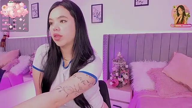Snapshot of vanesa_moon__ chatting on November 2025 11:40:01 PM vanesa moon online show from November 2025 11:40:01 PM