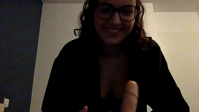 Snapshot of LolaGuess chatting on December 2024 08:43:01 PM LolaGuess online show from December 2024 08:43:01 PM