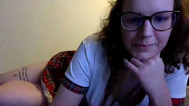 Snapshot of LolaGuess chatting on December 2024 09:00:02 PM LolaGuess online show from December 2024 09:00:02 PM