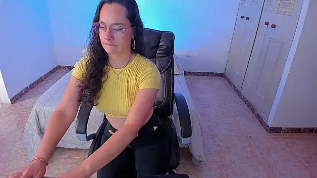 emmaTorres1 online show from January 2025 01:40:01 PM