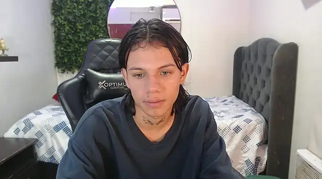 Snapshot of andy_dan18 chatting on February 2025 01:52:01 PM andy dan18 online show from February 2025 01:52:01 PM