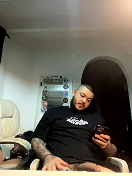 Snapshot of El_Titan1998 chatting on October 2025 12:05:02 AM El Titan1998 online show from October 2025 12:05:02 AM