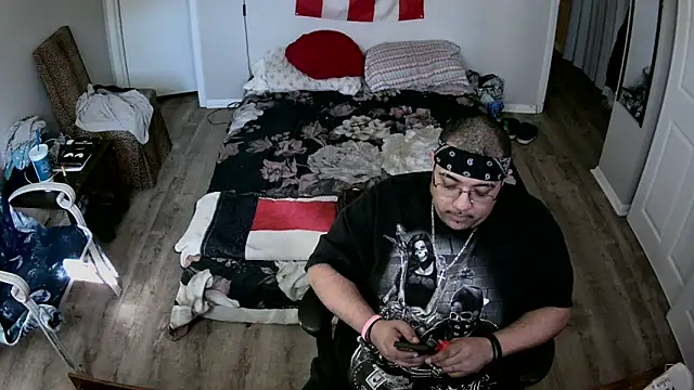 Snapshot of cloudy_couple444 chatting on February 2025 08:18:01 PM cloudy couple444 online show from February 2025 08:18:01 PM