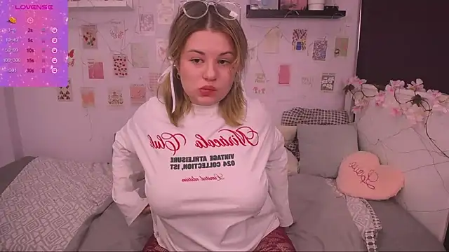 Snapshot of TessPleasure chatting on January 2025 09:00:02 AM TessPleasure online show from January 2025 09:00:02 AM