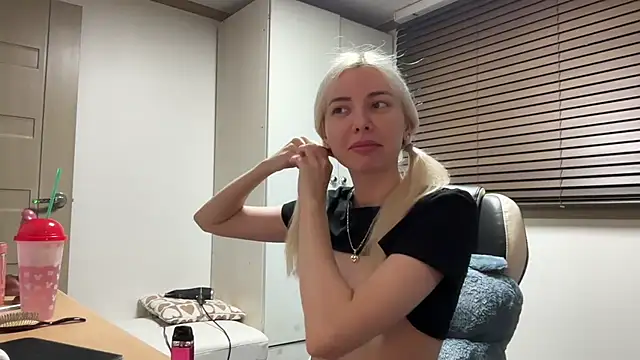 Snapshot of yunasuka chatting on January 2025 09:19:02 AM yunasuka online show from January 2025 09:19:02 AM