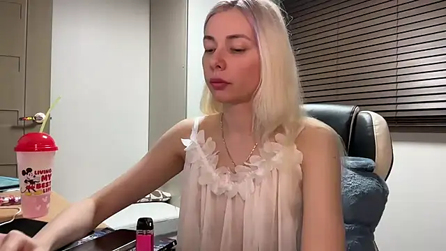 Snapshot of yunasuka chatting on January 2025 12:09:01 PM yunasuka online show from January 2025 12:09:01 PM