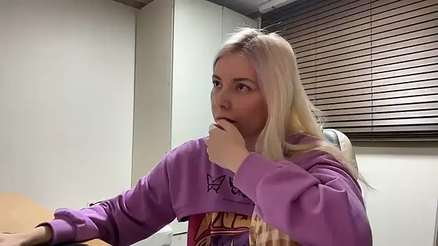 Snapshot of yunasuka chatting on January 2025 07:08:01 PM yunasuka online show from January 2025 07:08:01 PM