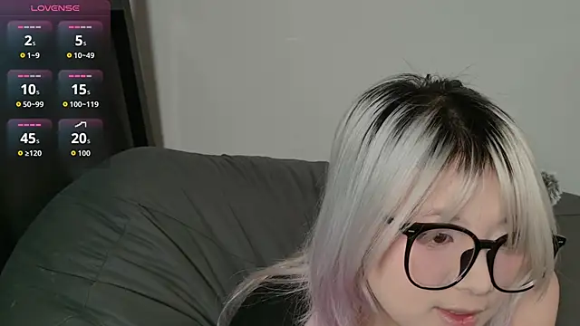 Yu UwU  online show from February 2026 02:14:01 PM