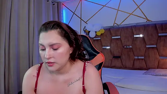 Snapshot of LunaPleasure chatting on October 2025 04:43:02 AM LunaPleasure online show from October 2025 04:43:02 AM