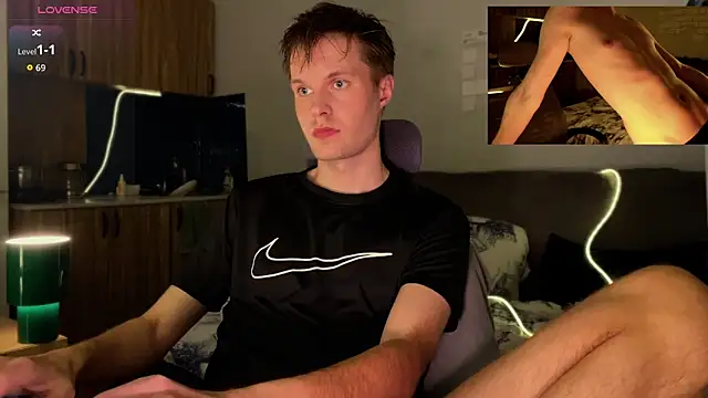 Snapshot of Leonnextdoor chatting on April 2026 08:25:02 PM Leonnextdoor online show from April 2026 08:25:02 PM