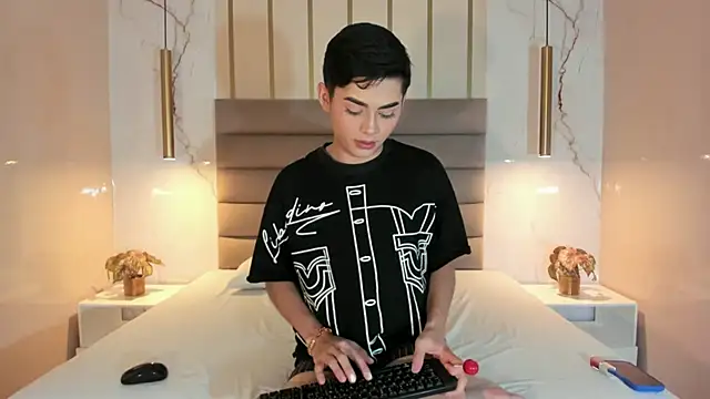 Snapshot of Maxi_little chatting on July 2026 08:25:01 PM Maxi little online show from July 2026 08:25:01 PM