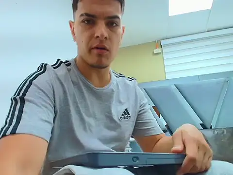 DAVID VICTORIAA online show from April 2026 01:05:01 PM