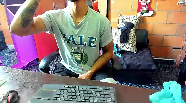 Adam Valenciia online show from January 2025 04:13:02 PM