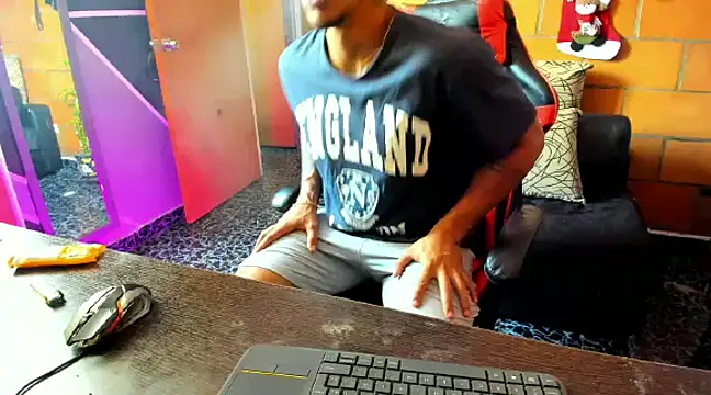 Adam Valenciia online show from February 2025 04:58:01 PM