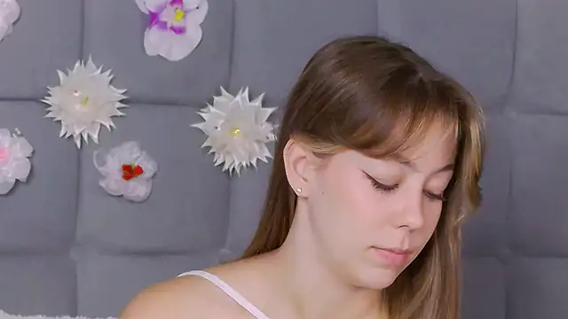 Snapshot of TheEmma chatting on September 2025 06:28:02 AM TheEmma online show from September 2025 06:28:02 AM