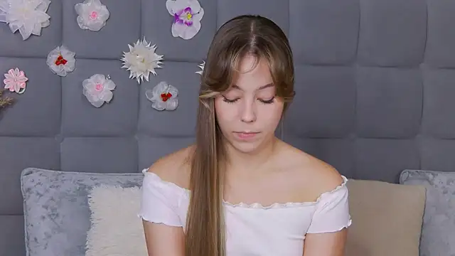 Snapshot of TheEmma chatting on September 2025 06:40:01 AM TheEmma online show from September 2025 06:40:01 AM