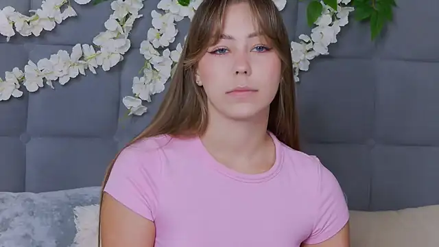 Snapshot of TheEmma chatting on November 2025 08:15:01 AM TheEmma online show from November 2025 08:15:01 AM