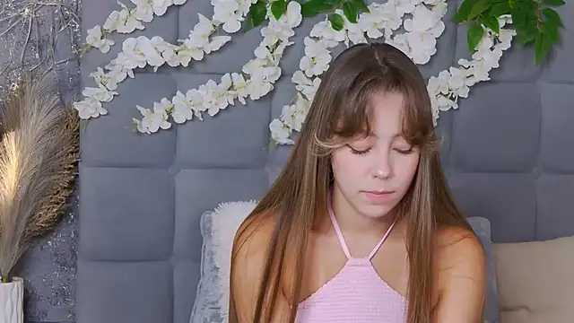 Snapshot of TheEmma chatting on December 2025 10:20:02 AM TheEmma online show from December 2025 10:20:02 AM