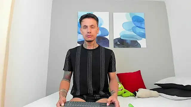 Snapshot of Emilio_Wolf chatting on February 2025 10:55:02 PM Emilio Wolf online show from February 2025 10:55:02 PM