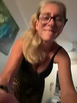 RoxytheBluepill online show from January 2025 04:08:01 PM