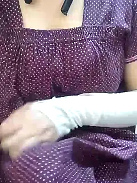 Snapshot of mallupriyapriya chatting on January 2025 05:08:02 AM mallupriyapriya online show from January 2025 05:08:02 AM