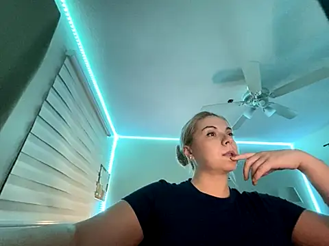 HappyIva online show from November 2025 08:05:01 AM