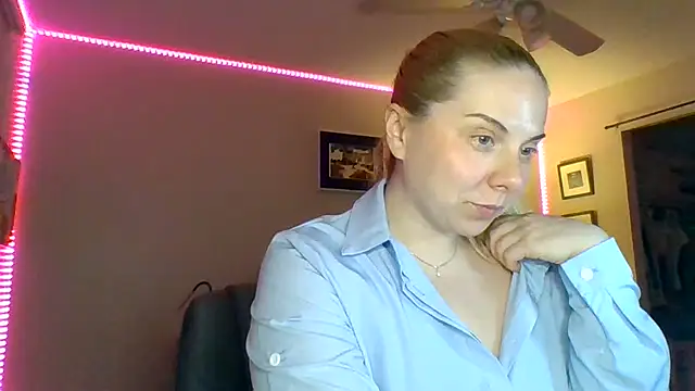 HappyIva online show from December 2025 12:52:02 AM