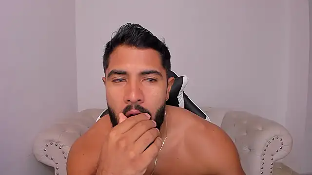 Snapshot of Santiago_huntt chatting on January 2026 12:32:01 PM Santiago huntt online show from January 2026 12:32:01 PM