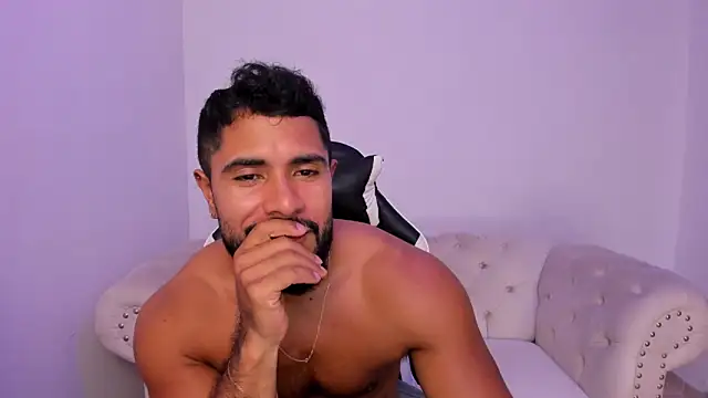 Snapshot of Santiago_huntt chatting on March 2026 09:33:02 PM Santiago huntt online show from March 2026 09:33:02 PM