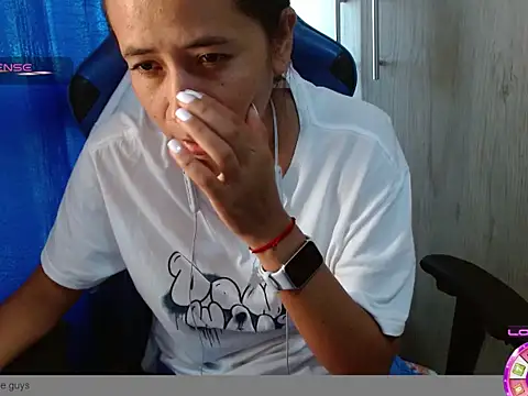 Danielagomez33 online show from March 2026 01:28:01 PM