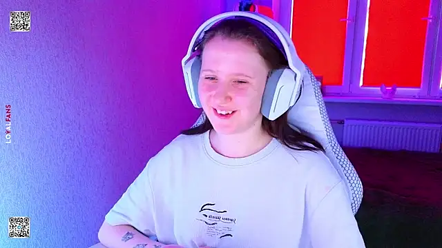 Snapshot of mon_lola chatting on April 2026 11:11:01 AM mon lola online show from April 2026 11:11:01 AM