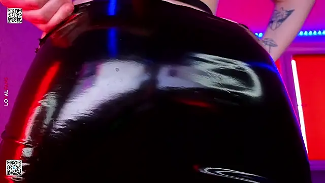 Snapshot of mon_lola chatting on April 2026 11:43:01 AM mon lola online show from April 2026 11:43:01 AM