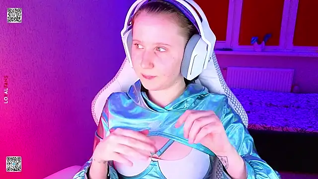 Snapshot of mon_lola chatting on April 2026 05:03:01 PM mon lola online show from April 2026 05:03:01 PM