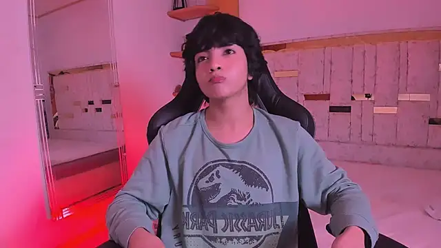 Snapshot of AllanYong18 chatting on March 2025 04:47:01 AM AllanYong18 online show from March 2025 04:47:01 AM