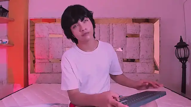 Snapshot of AllanYong18 chatting on March 2025 06:00:02 AM AllanYong18 online show from March 2025 06:00:02 AM