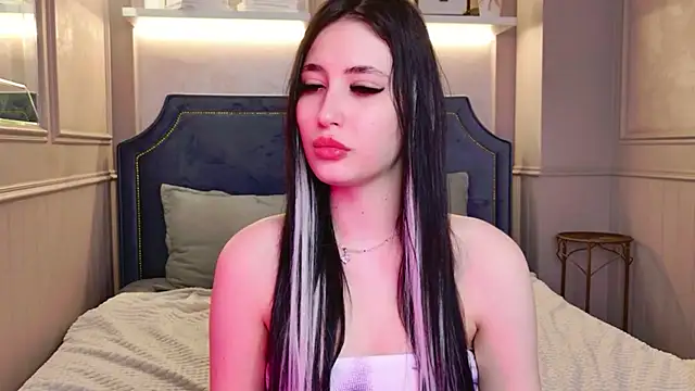 Snapshot of EmmaLawrens chatting on March 2026 10:43:01 AM EmmaLawrens online show from March 2026 10:43:01 AM