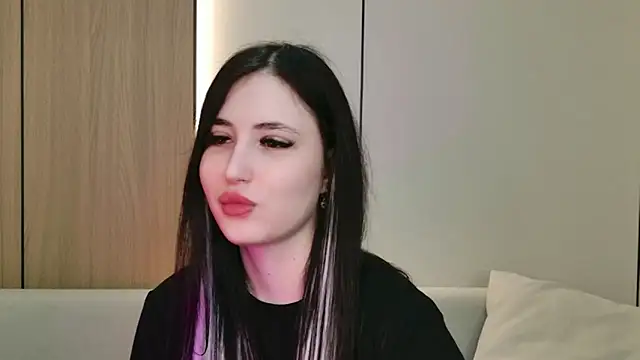 Snapshot of EmmaLawrens chatting on April 2026 10:45:02 AM EmmaLawrens online show from April 2026 10:45:02 AM