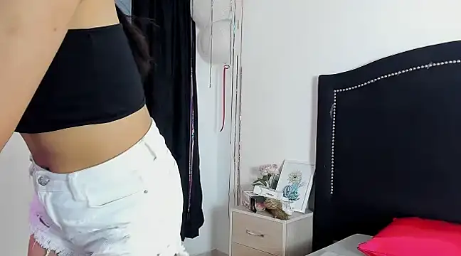 Snapshot of Cleo_Hott chatting on March 2025 04:14:02 AM Cleo Hott online show from March 2025 04:14:02 AM