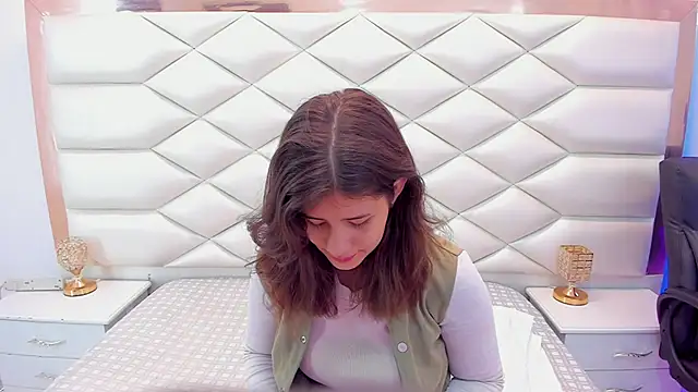 Snapshot of MiaQueen021 chatting on February 2025 12:33:01 PM MiaQueen021 online show from February 2025 12:33:01 PM