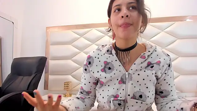 Snapshot of MiaQueen021 chatting on February 2025 06:35:02 PM MiaQueen021 online show from February 2025 06:35:02 PM