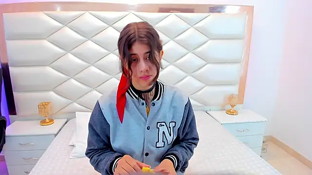 Snapshot of MiaQueen021 chatting on February 2025 12:39:02 PM MiaQueen021 online show from February 2025 12:39:02 PM