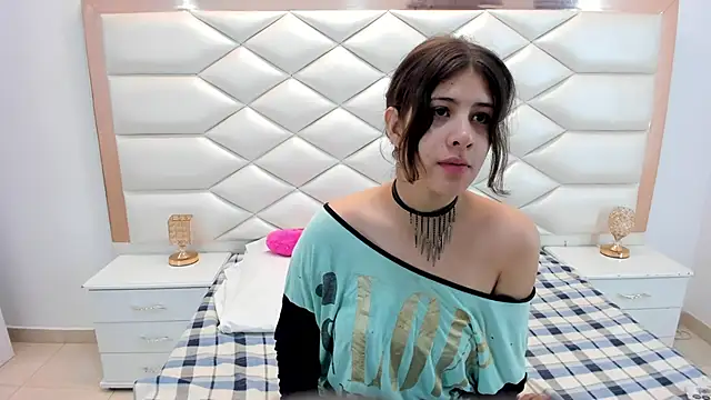 Snapshot of MiaQueen021 chatting on February 2025 12:22:02 PM MiaQueen021 online show from February 2025 12:22:02 PM